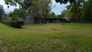 Una zona residencial con dos casas, una con porche y un pequeño jardín delantero.