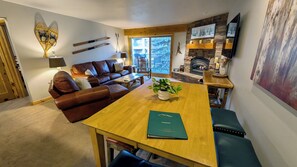 Fernseher, Kamin, DVD-Player, Stereoanlage