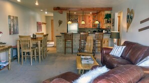 Fernseher, Kamin, DVD-Player, Stereoanlage