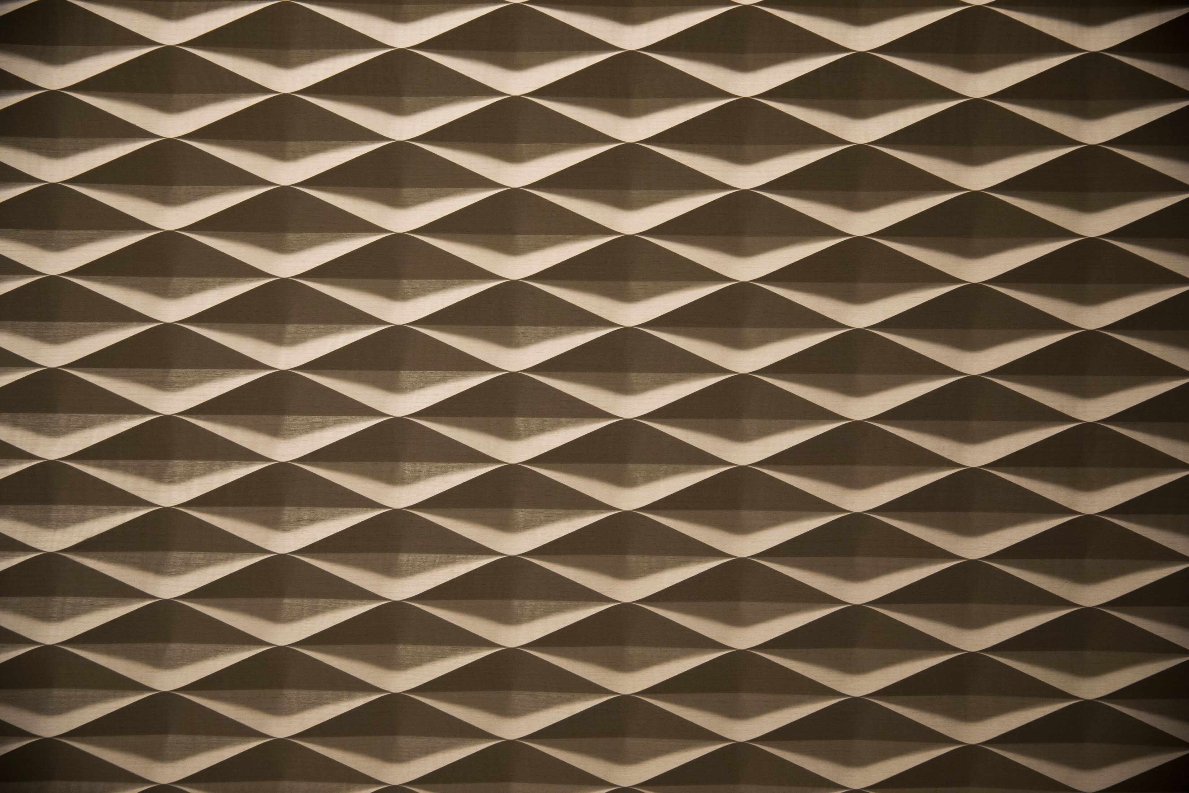 Una pared con un diseño geométrico.