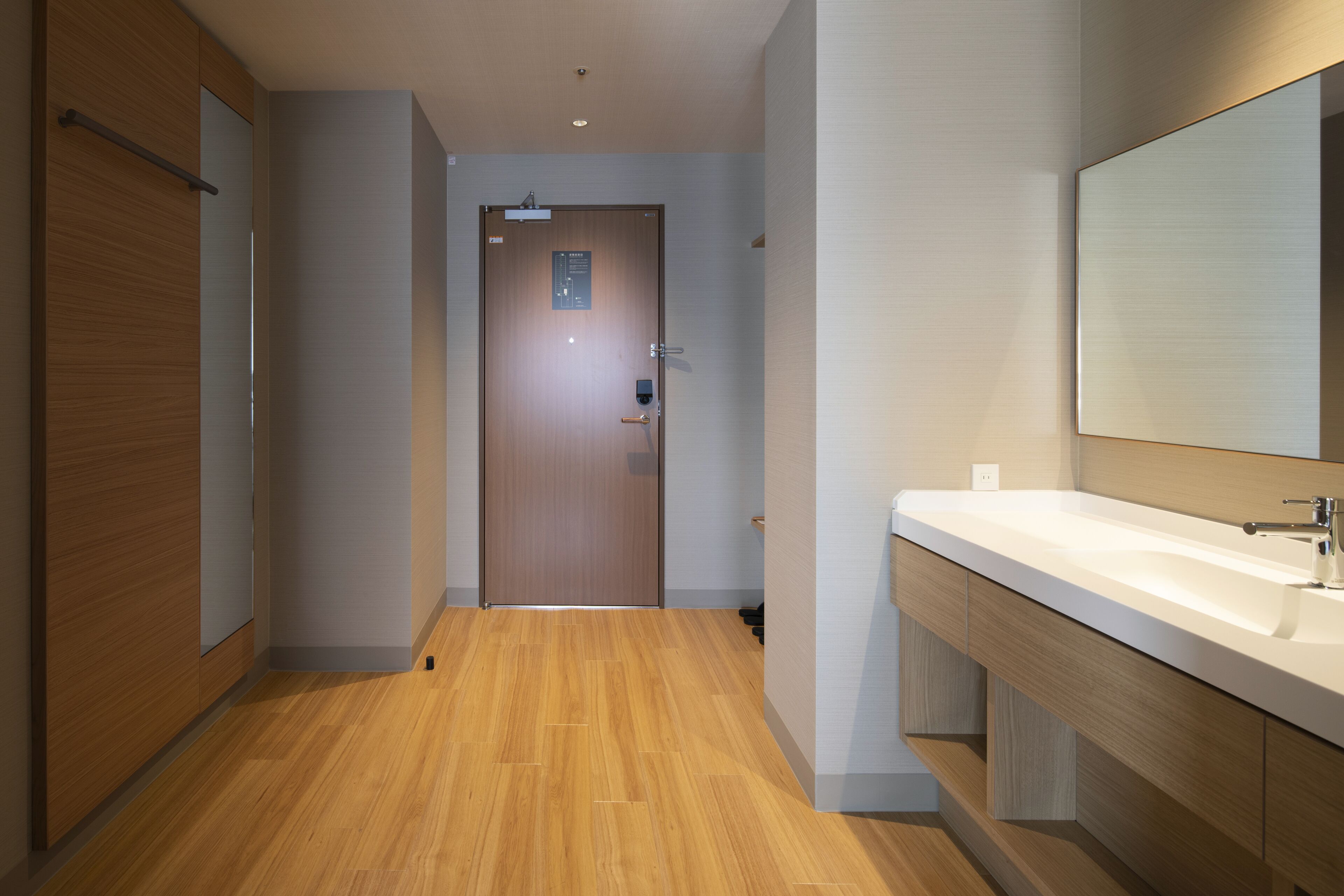 deluxe twin room | bathroom | combined shower/bathtub, free toiletries, hair dryer, slippers