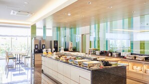 Cozinha moderna com bancada de mármore, eletrodomésticos de aço inoxidável e uma grande janela com vista para o exterior.