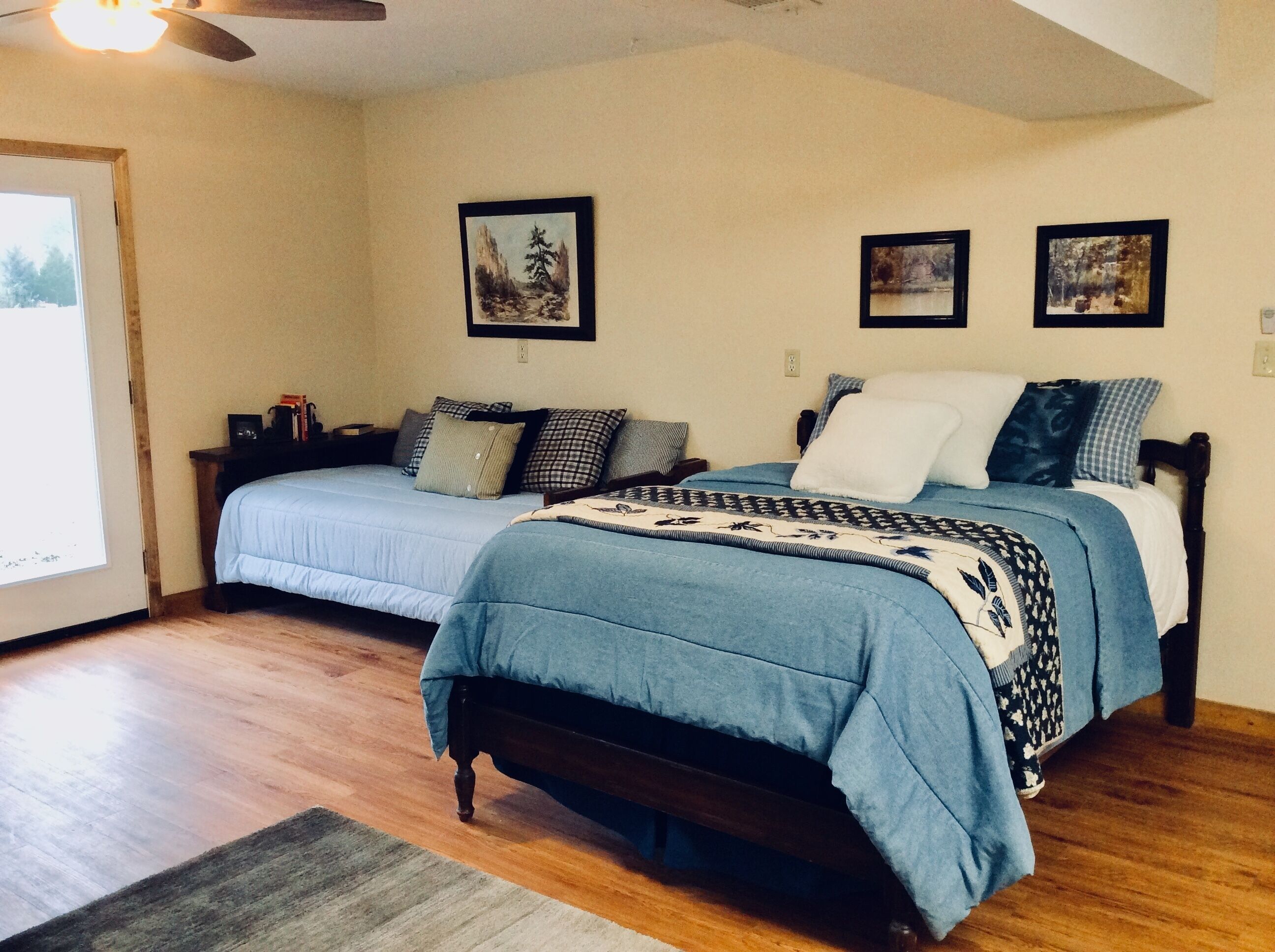 White River trout fishing/reunion getaway in Flippin AR w/boat ramp & game room