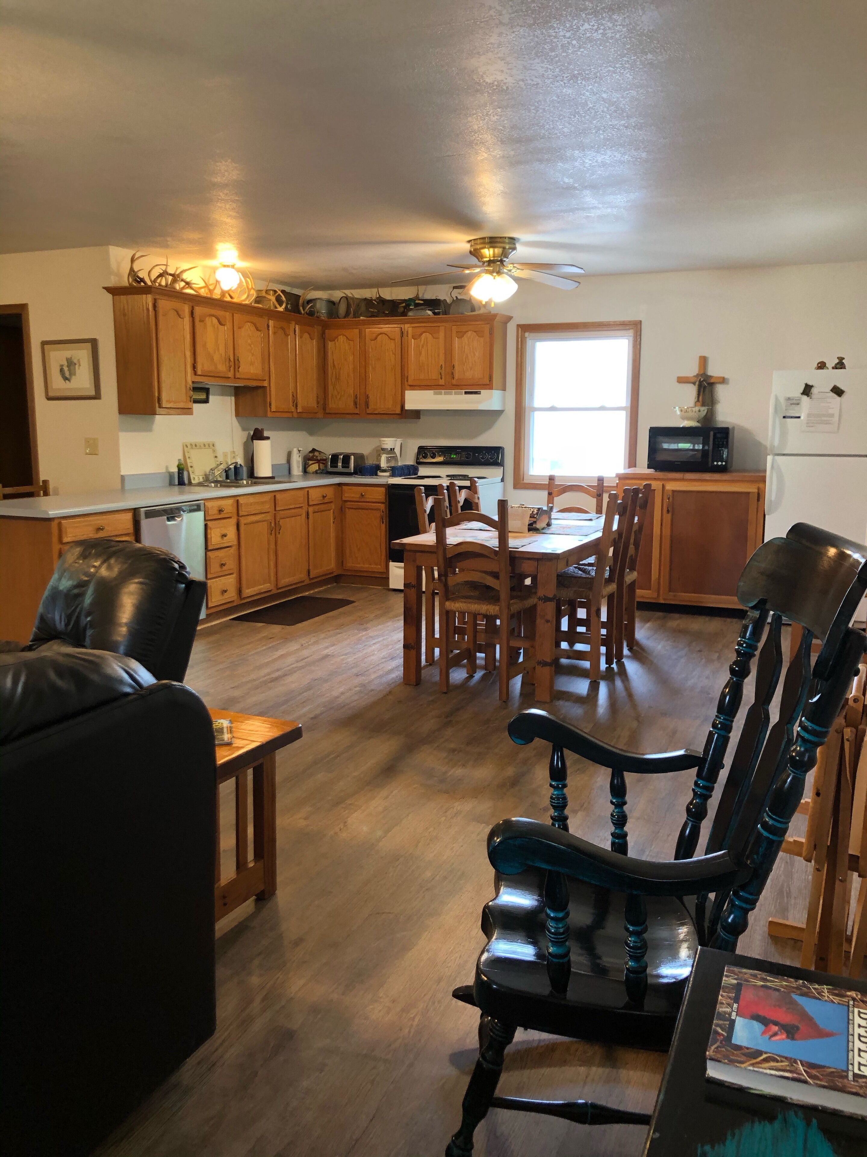 White River trout fishing/reunion getaway in Flippin AR w/boat ramp & game room