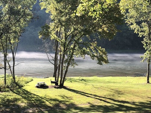 White River trout fishing/reunion getaway in Flippin AR w/boat ramp & game room