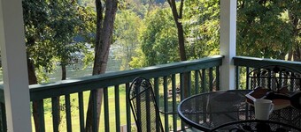 White River trout fishing/reunion getaway in Flippin AR w/boat ramp & game room