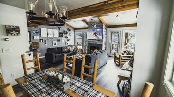 TV connectée, cheminée, jeux vidéo, table de tennis de table