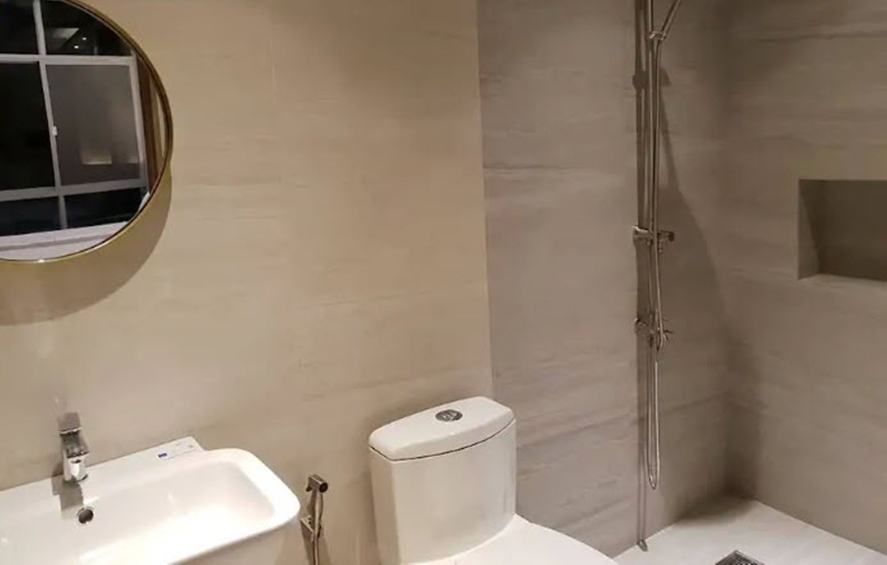 Un baño con lavabo, inodoro y ducha.
