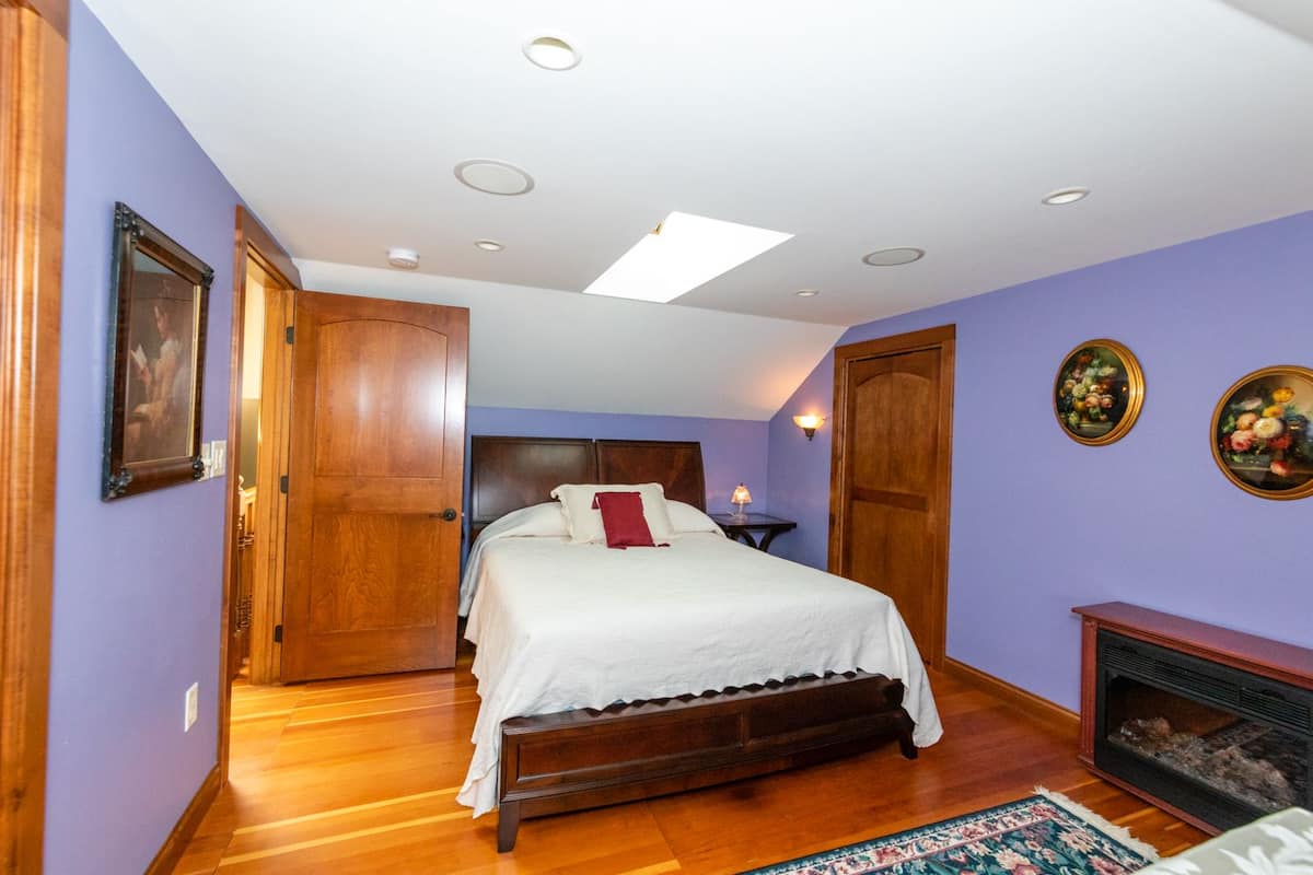 Lori's Room | Individually decorated, individually furnished, blackout drapes