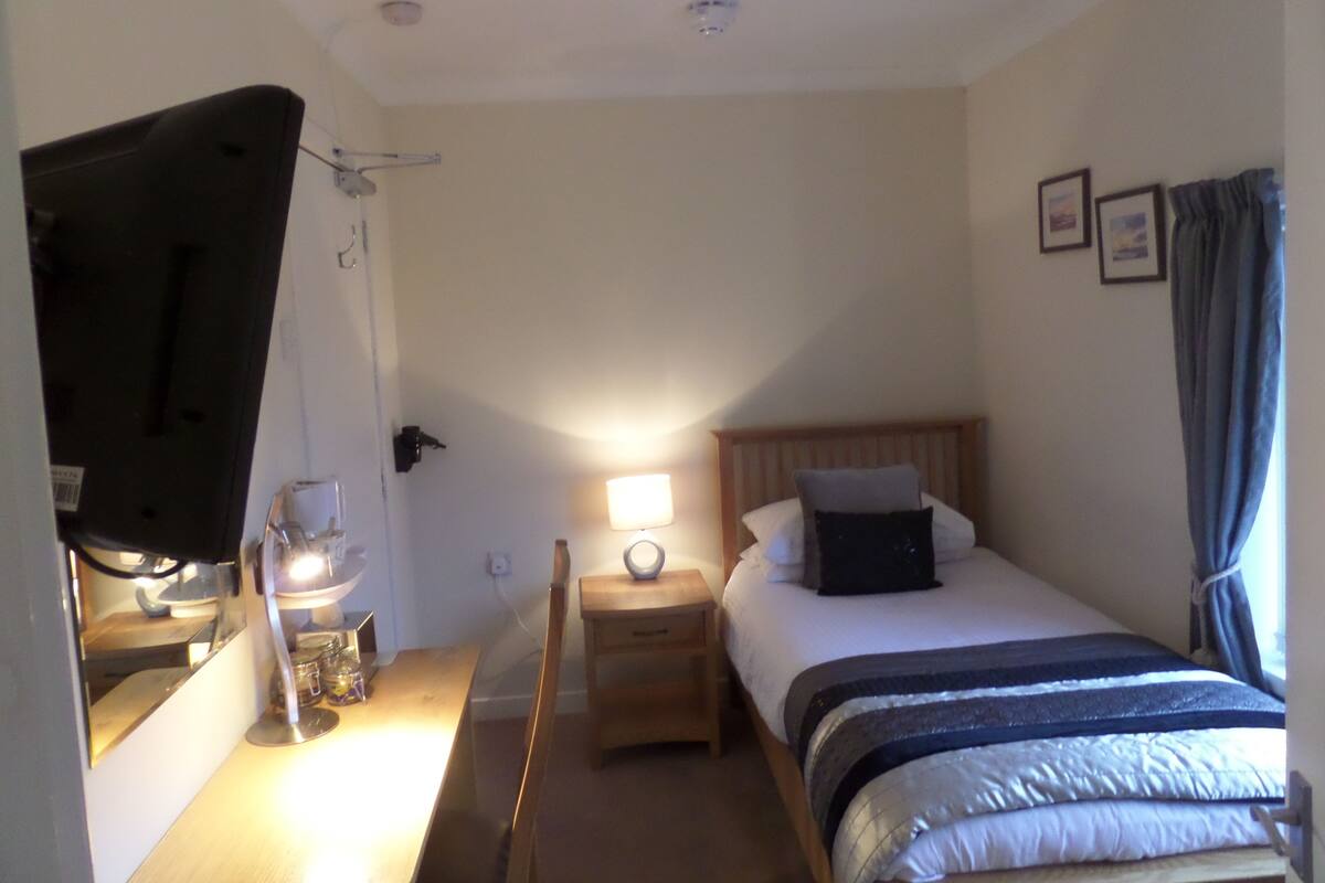 Single Room, Ensuite | Blackout drapes, iron/ironing board (on request), WiFi (free)