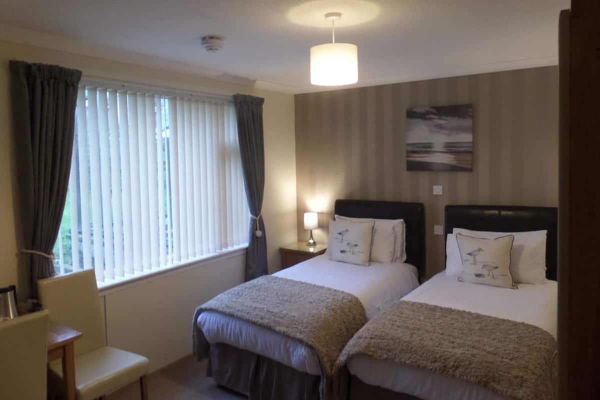 Twin Room, Ensuite | Blackout drapes, iron/ironing board (on request), WiFi (free)