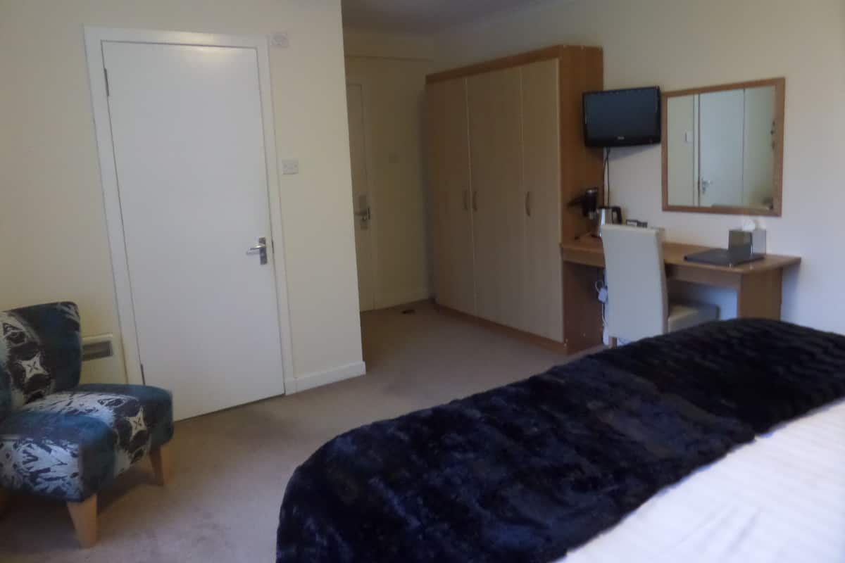 Superior Double Room, Ensuite | Blackout drapes, iron/ironing board (on request), WiFi (free)