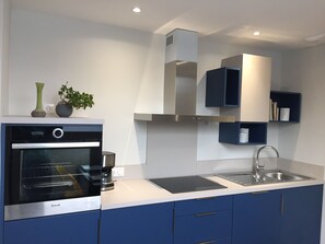 Jääkaappi, uuni, liesi, astianpesukone