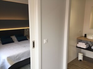 1 bedroom, desk, WiFi, bed sheets