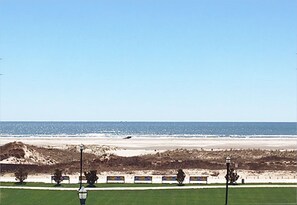 On the beach - Ocean Front Condo-Million Dollar View, Pool, WiFI, Balcony-Location Location!! (Wildwood Crest)