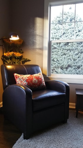 Charming and Convenient! No cleaning fee. Sleeps 6.