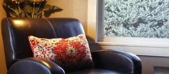 Charming and Convenient! No cleaning fee. Sleeps 6.