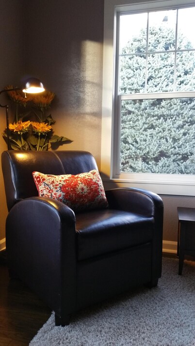 Charming and Convenient! No cleaning fee. Sleeps 6.