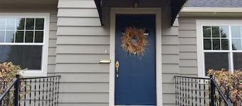 Charming and Convenient! No cleaning fee. Sleeps 6.