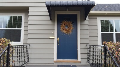 Charming and Convenient! No cleaning fee. Sleeps 6.