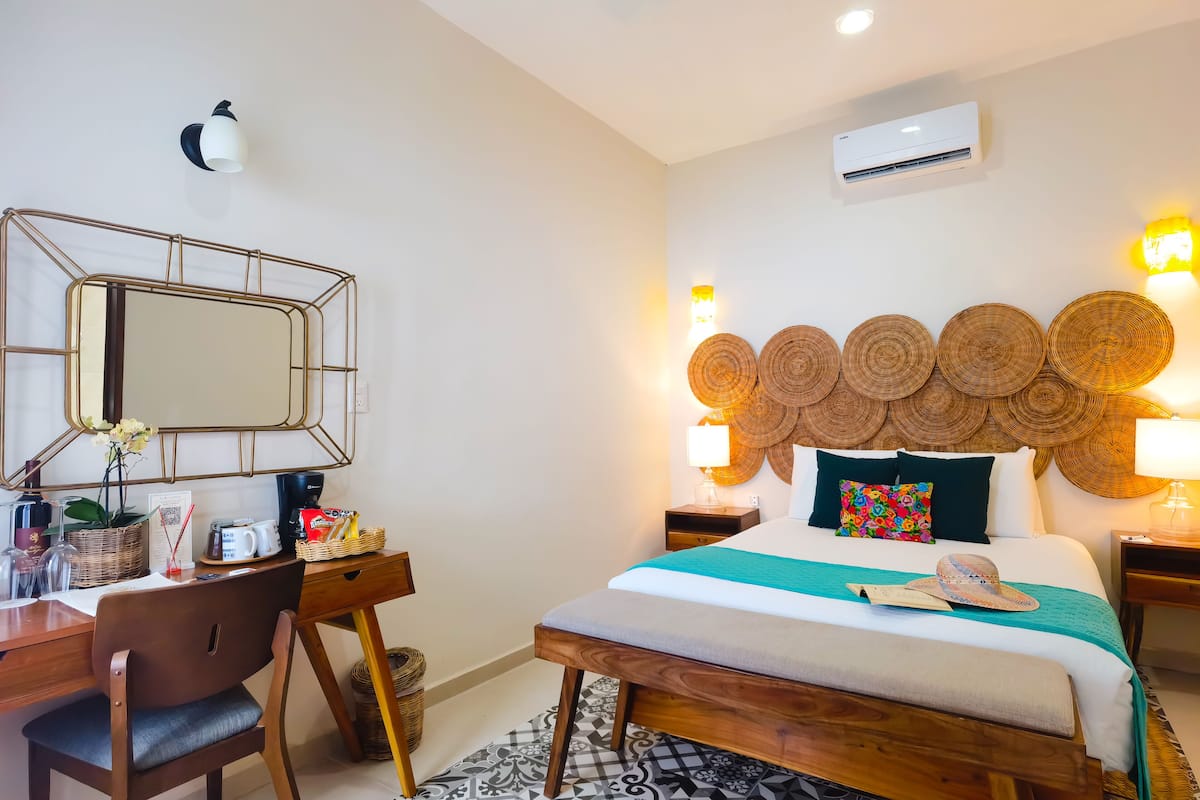 Quarto standard, para não fumantes | Cofres nos quartos, individualmente decorados, escrivaninha