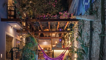 Una piscina techada, una piscina al aire libre