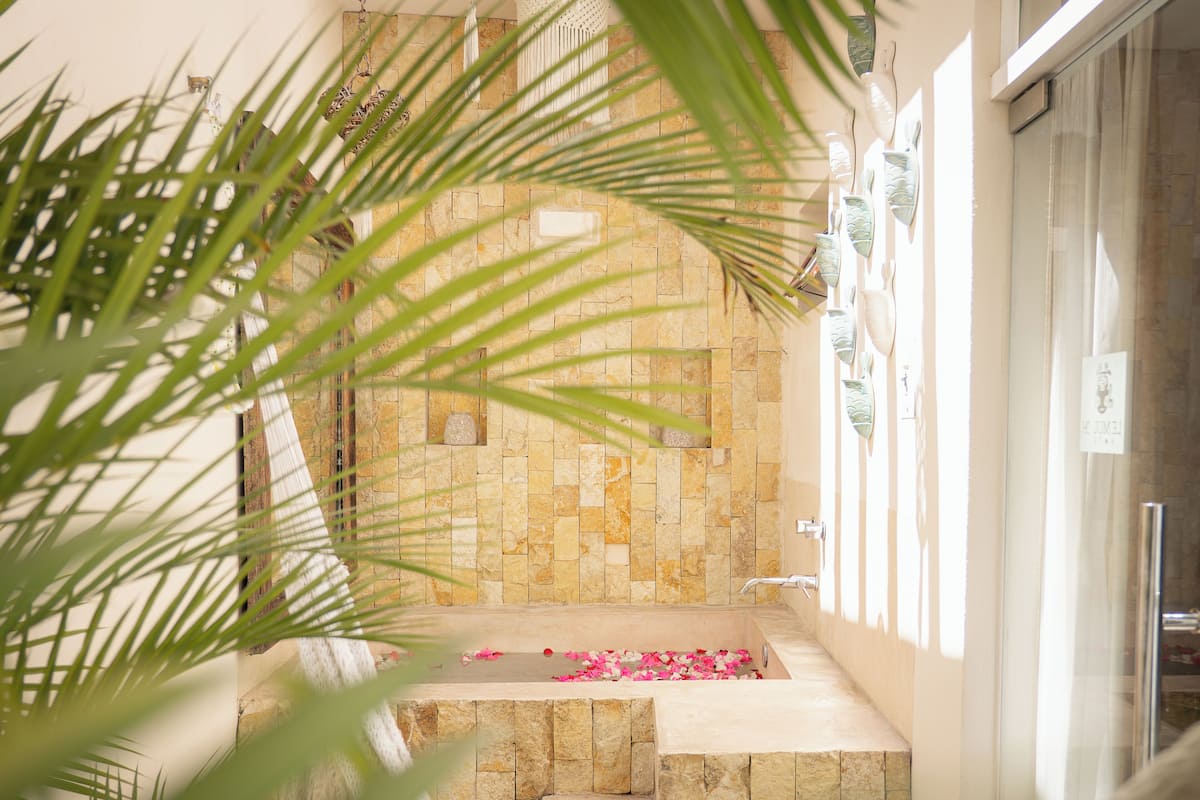 Suíte luxo, 1 cama King | Cofres nos quartos, individualmente decorados, escrivaninha