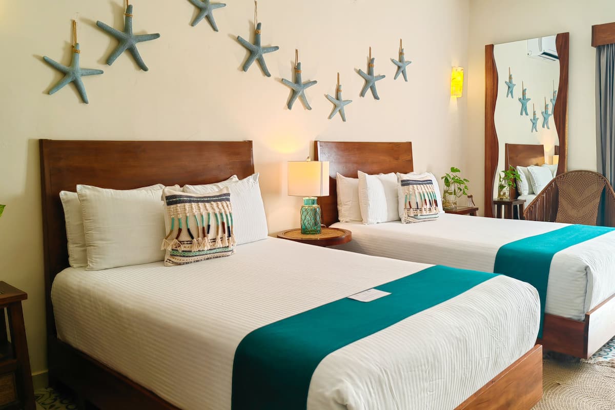 Quarto premium, para não fumantes | Cofres nos quartos, individualmente decorados, escrivaninha