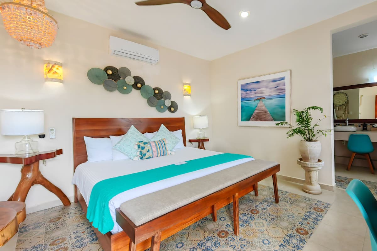 Suíte standard, 1 cama King, para não fumantes | Cofres nos quartos, individualmente decorados, escrivaninha