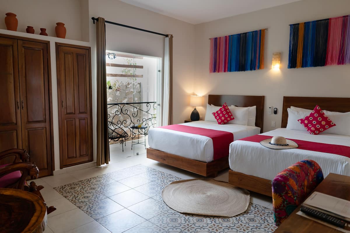 Quarto standard, para não fumantes | Cofres nos quartos, individualmente decorados, escrivaninha