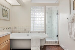 Badewanne, Haartrockner, Handtücher