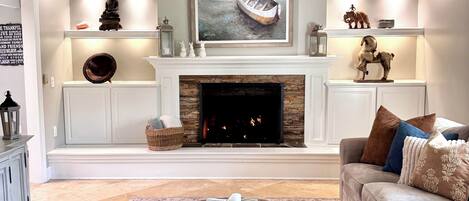 Televisión, chimenea, reproductor de DVD, videoteca