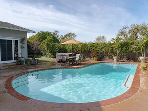 Una piscina al aire libre, una piscina climatizada