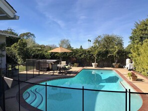 Una piscina al aire libre, una piscina climatizada