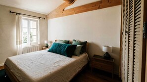 5 bedrooms, desk, iron/ironing board, travel cot