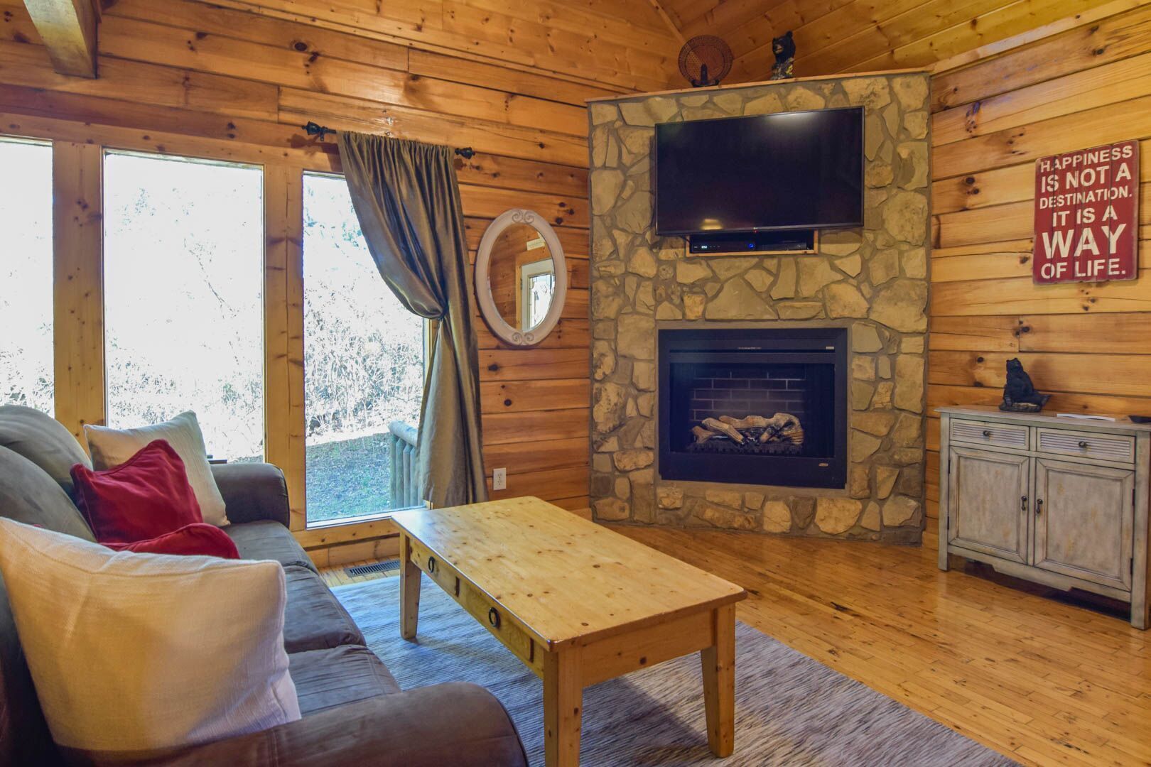 No Steep Roads & Dynamite location! 2 miles from Parkway & 5 miles to Dollywood.