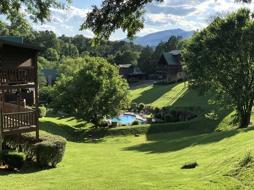 No Steep Roads & Dynamite location! 2 miles from Parkway & 5 miles to Dollywood.