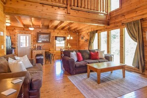 Smart TV, fireplace - No Steep Roads & Dynamite location! 2 miles from Parkway & 5 miles to Dollywood. (Sevierville)