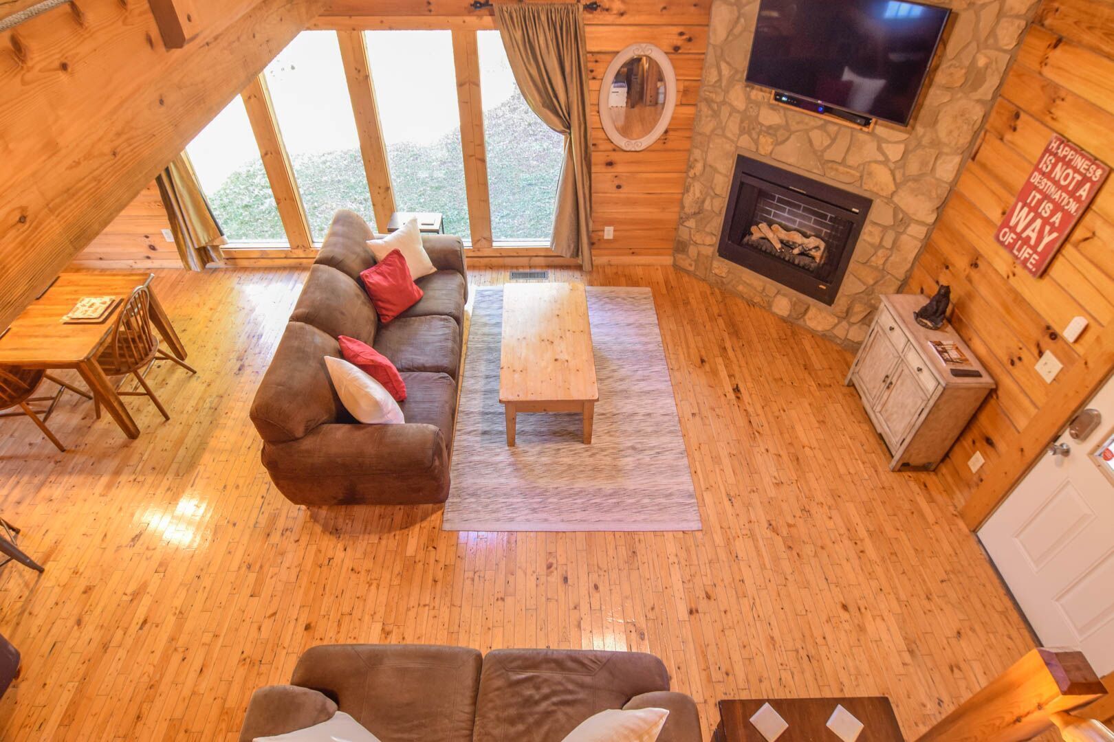 No Steep Roads & Dynamite location! 2 miles from Parkway & 5 miles to Dollywood.