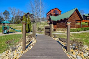 Children’s area - No Steep Roads & Dynamite location! 2 miles from Parkway & 5 miles to Dollywood. (Sevierville)