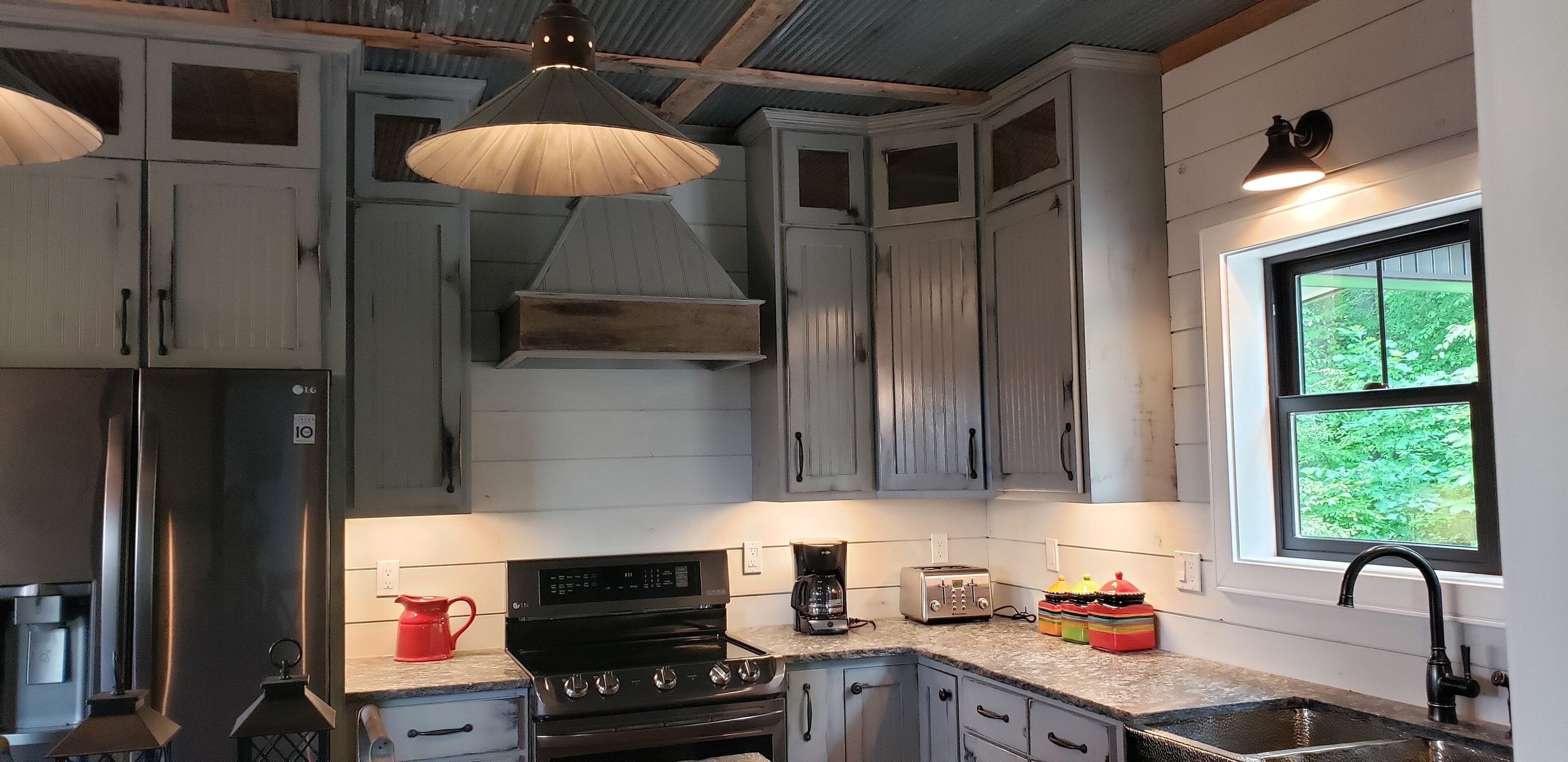 Stunning Lakehouse, 3 min. to Sunset Marina, 4,000 sq ft., sleeps 13