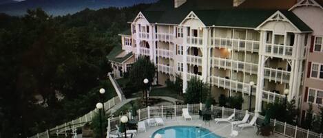 Alberca techada y alberca al aire libre