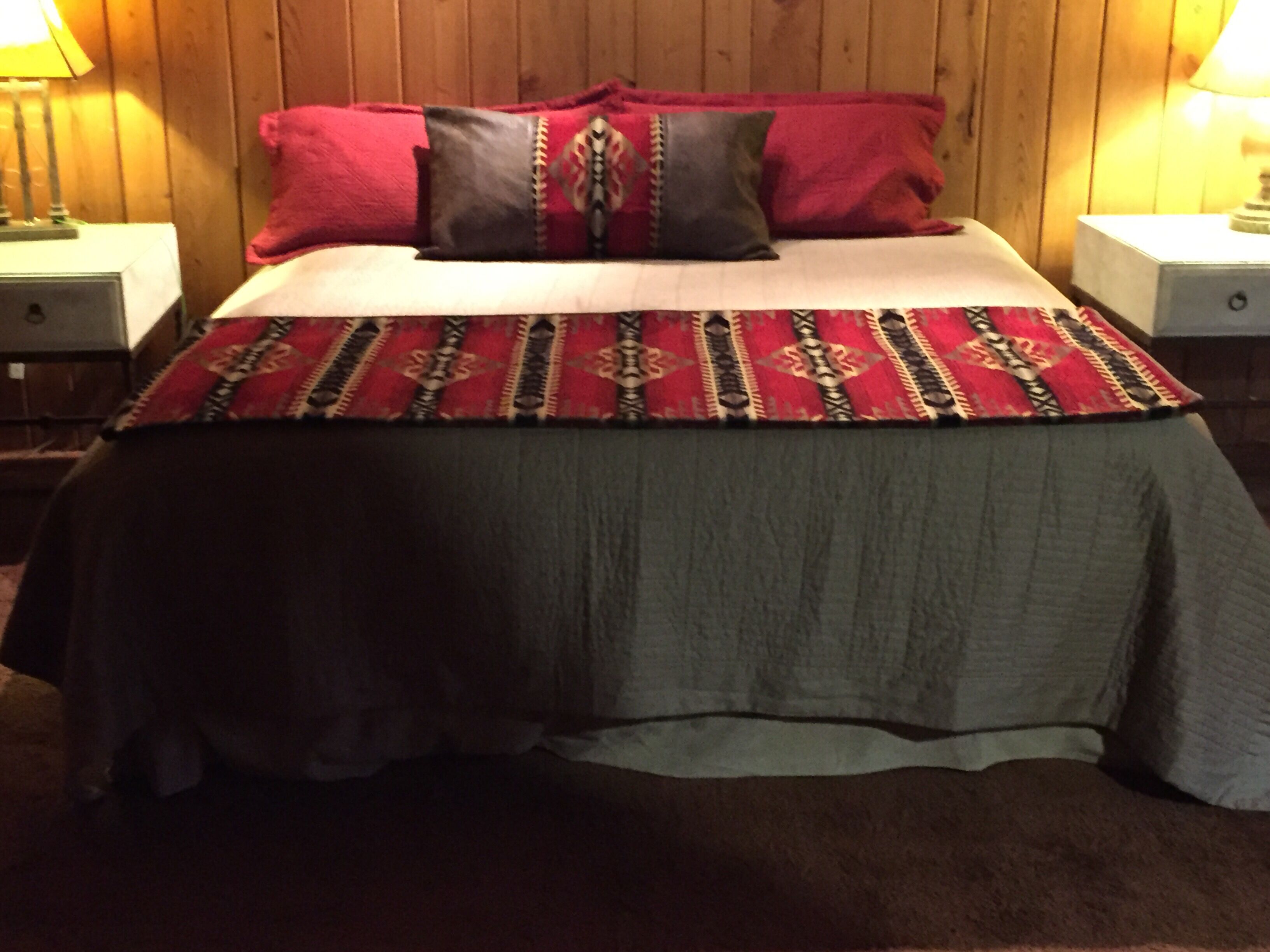 Rustic log cabin with 5 beds in a private setting, minutes Grenada Lake & town. 