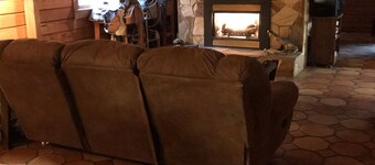 Cabane en rondins rustique avec 5 lits dans un cadre privé, à quelques minutes de tout.