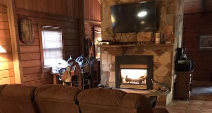 Maalaistyylinen hirsimökki, jossa on 5 vuodepaikkaa yksityisissä tiloissa, minuutin päässä kaikesta.