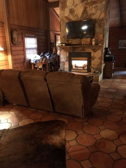 Rustic log cabin with 5 beds in a private setting, minutes Grenada Lake & town. 