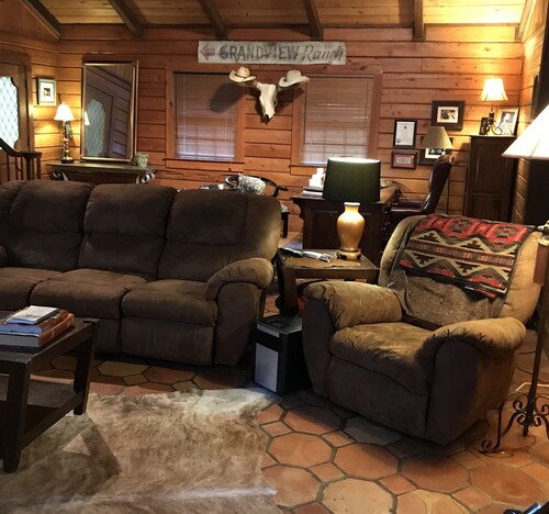 Rustic log cabin with 5 beds in a private setting, minutes Grenada Lake & town. 