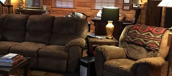 Rustic log cabin with 5 beds in a private setting, minutes Grenada Lake & town. 