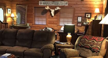 Rustic log cabin with 5 beds in a private setting, minutes Grenada Lake & town.