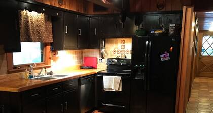 Cabaña de madera rústica con 5 camas en un ambiente privado, a minutos de todo.